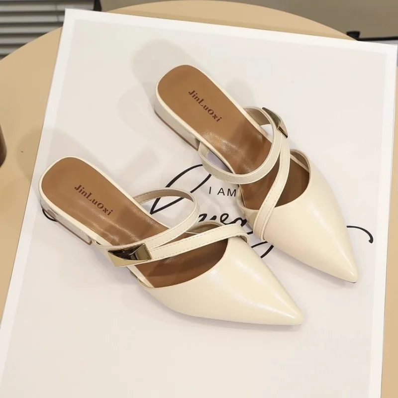 Sandales d'été pour femmes 2026 Nouvelle mode Mules à bout pointu à enfiler Talon bloc bas Boucle métallique Chaussures décontractées de bureau sans dos