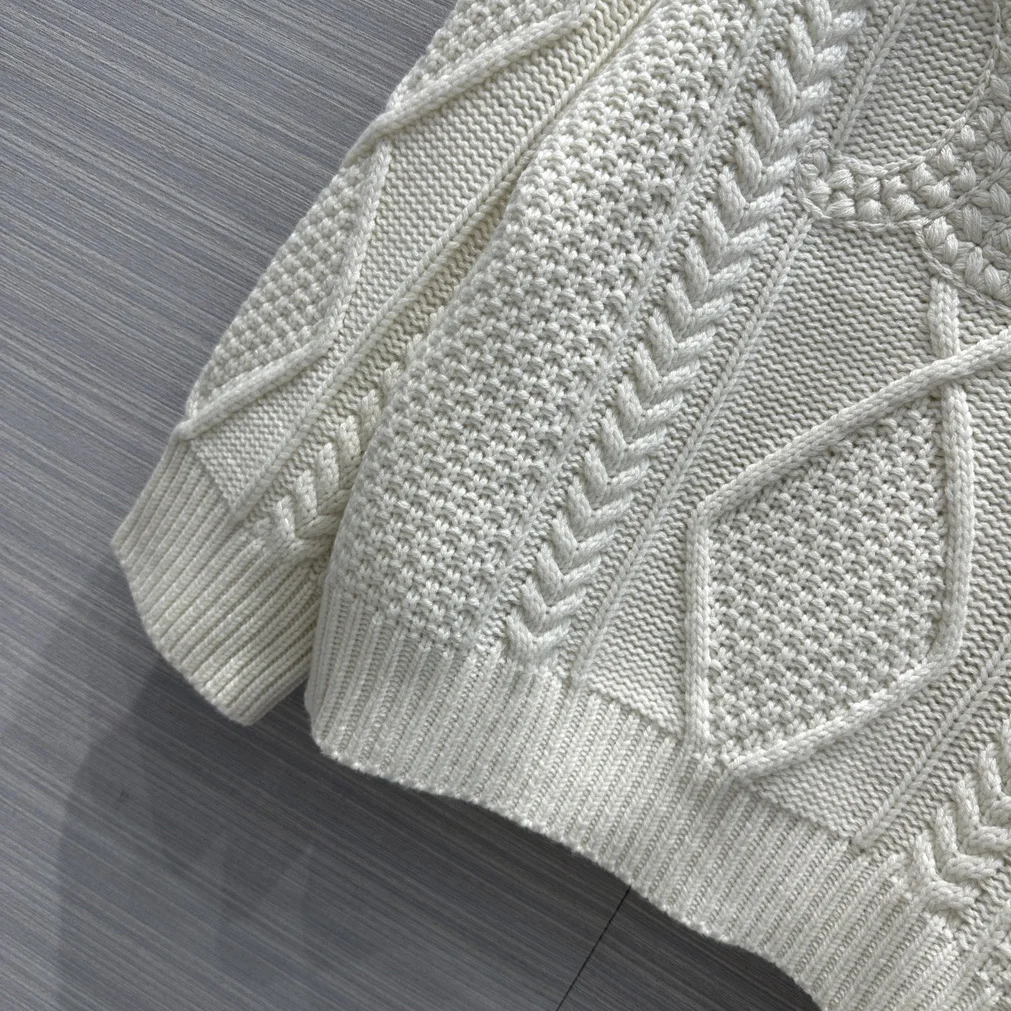 High end handmade crochet craftsmanship 100% imported cashmere yarn texture cashmere sweater! High necked loose and retro style