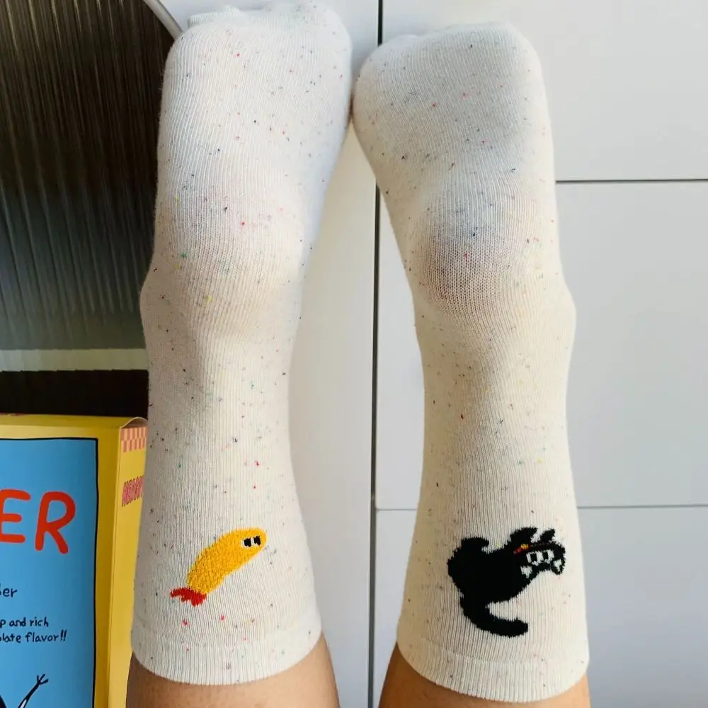 Neue Atmungsaktive Cartoon Socken Harajuku Straße Baumwolle Fisch Stickerei Socken Katze Muster Asymmetrische Mitte Rohr Socken