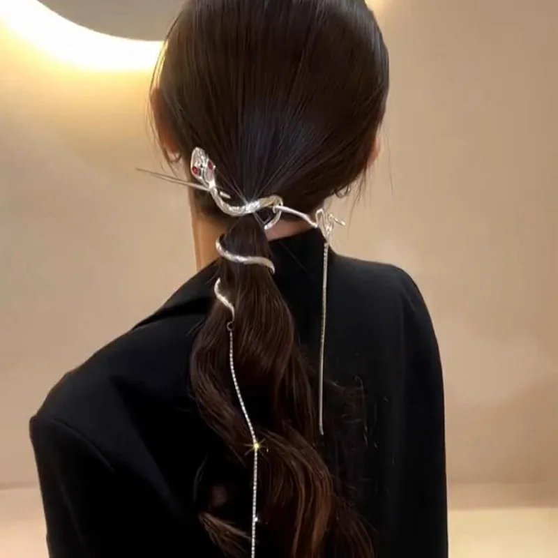 Entangled Snake Tassel Hairpin with Niche Design Style Hairpin Ponytail with Coiled Hair Sweet and Cool Hair Accessory for Women