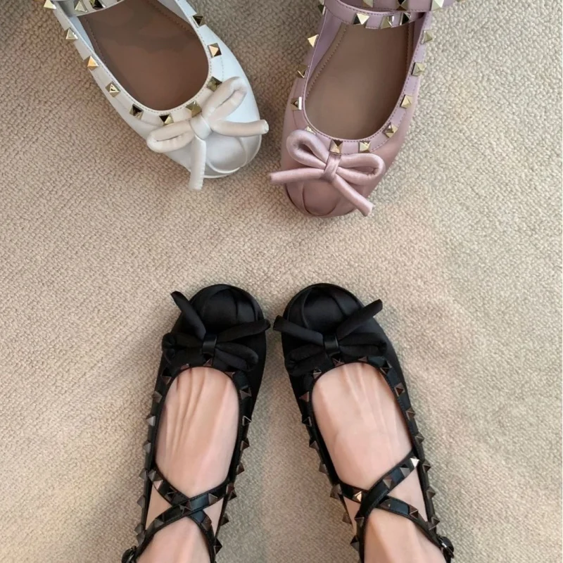 

Женские туфли на плоской подошве, лето 2024, модные повседневные женские балетки с заклепками, женская обувь без шнуровки на мягкой подошве с бантом на мягкой подошве с ремешком на щиколотке