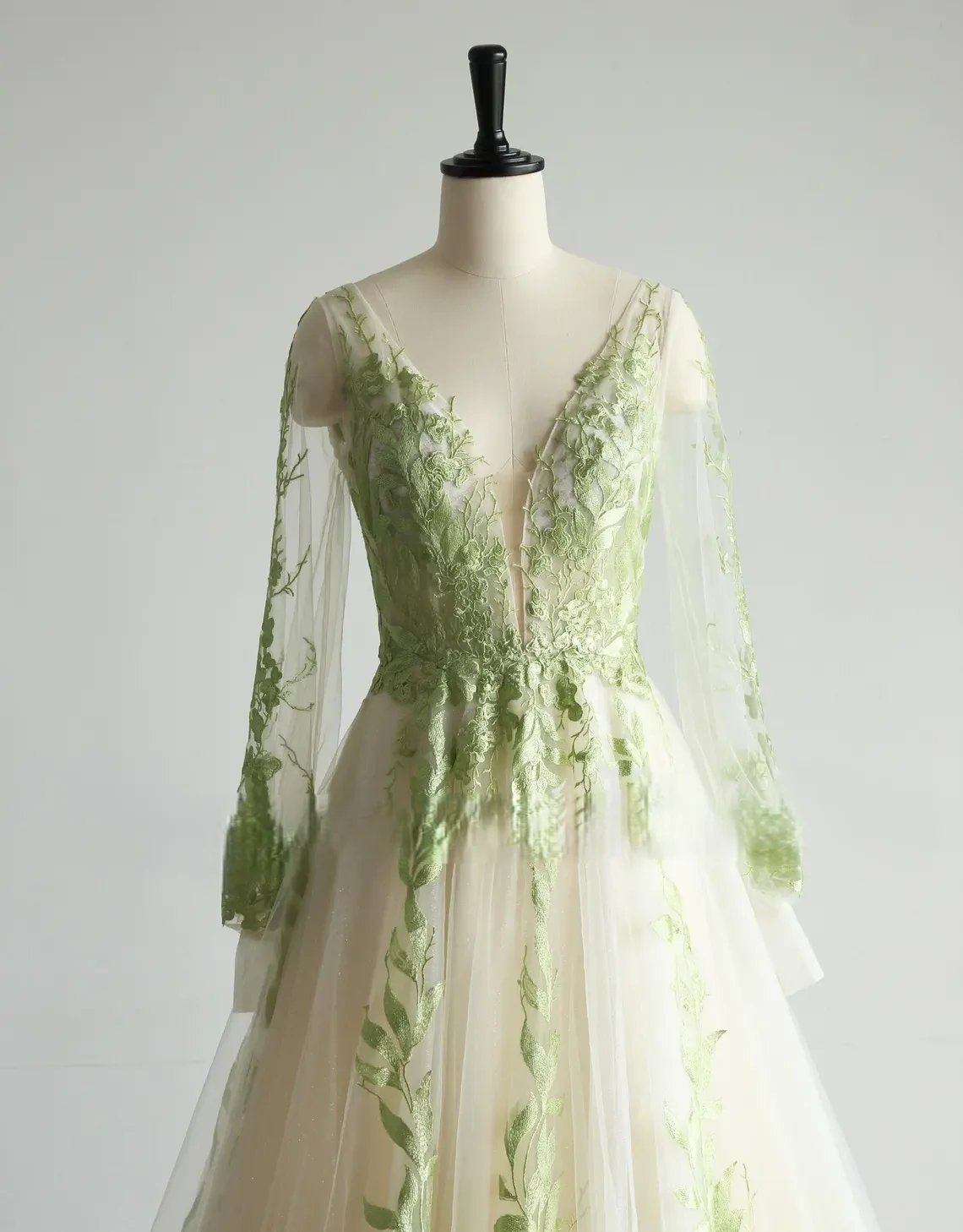 우아한 V 넥 신부 볼 드레스 맞춤형 라이트 그린 리프 수 놓은 웨딩 드레스 긴 소매 조끼 드레스 a 라인 신부 드레스