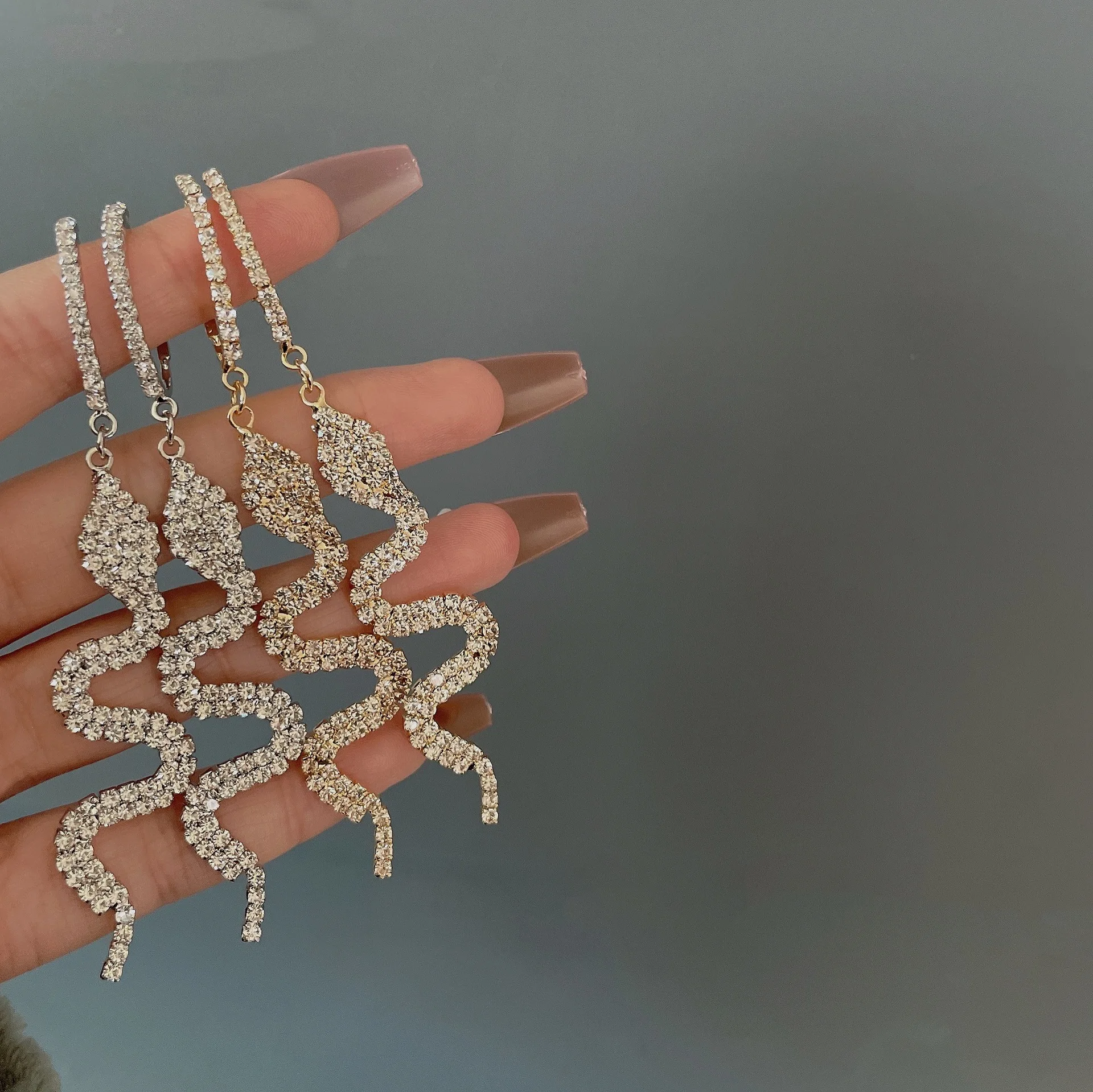 

Luxury Fashion Full Diamond Snake Earrings Women Long Dangle Punk Style Creative Animal Ear Jewelry Party Gifts