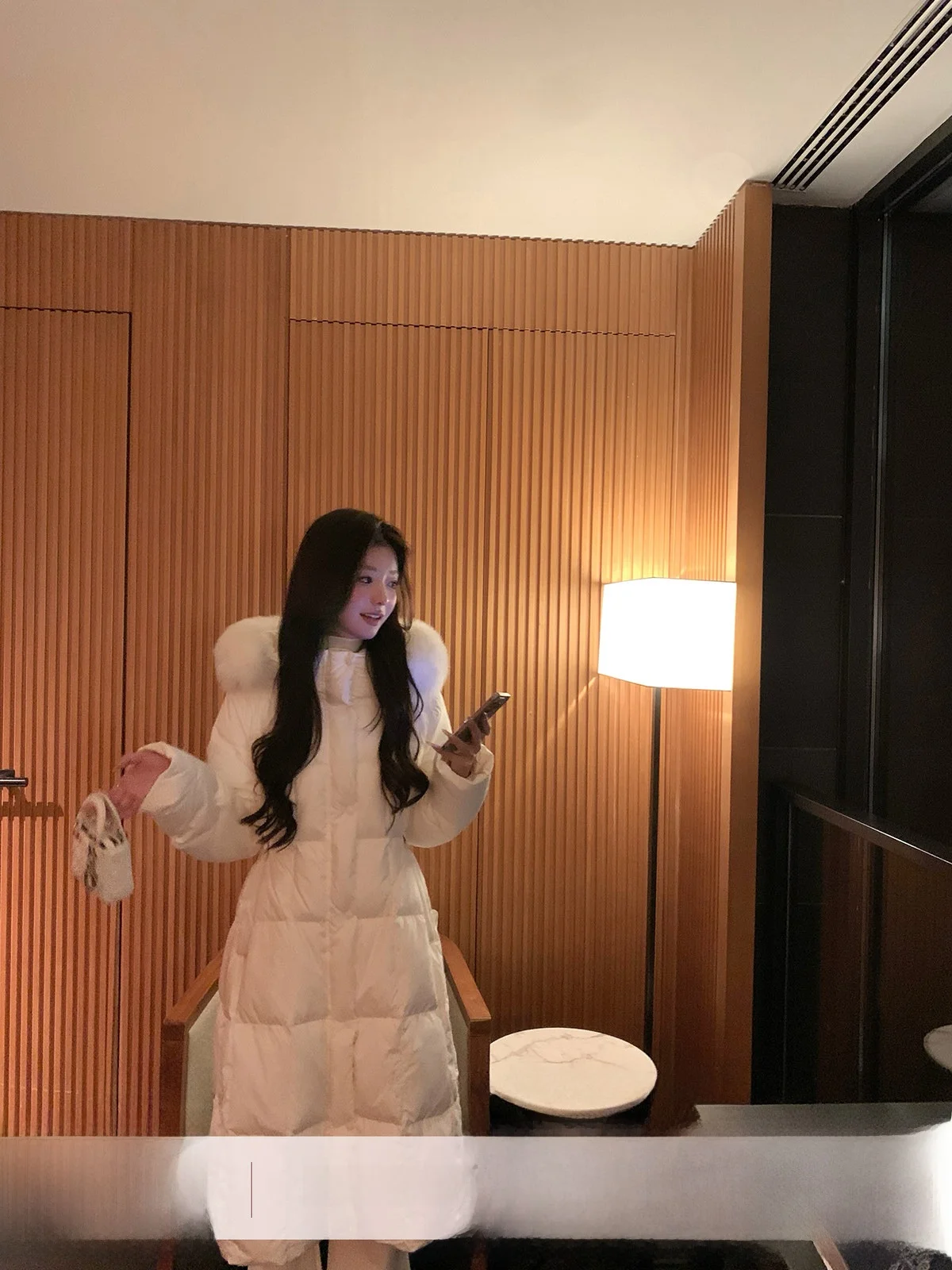 

Зимнее женское пуховое пальто Yoyozhang с белым меховым воротником, утепленное, с капюшоном, повседневное, удлиненное, средней длины