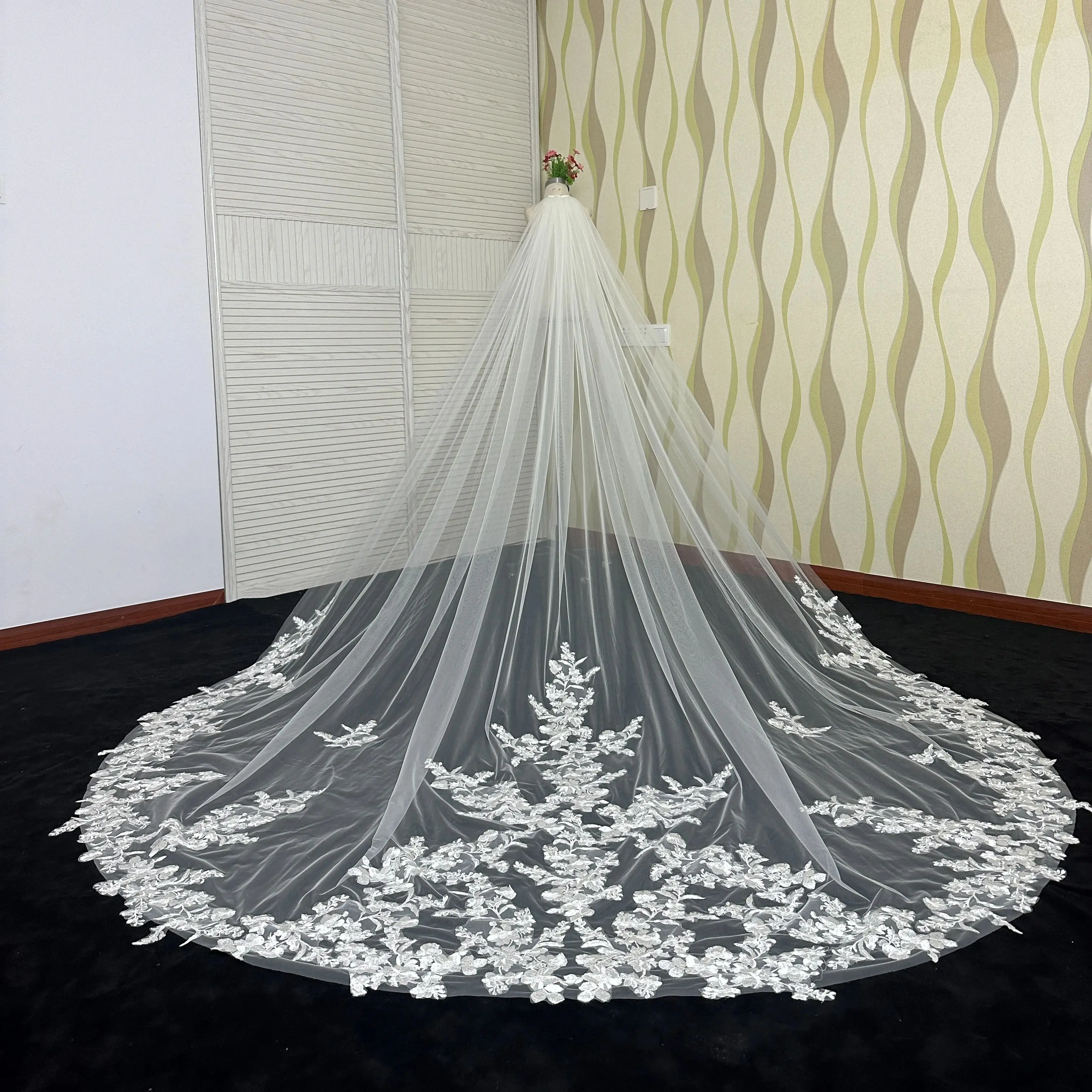 Beautiful Flower Lace Wedding Veil 3.5 Meters 1 Layer Soft Tulle Cathedral Ivory Bridal Veil with Comb Wedding Accessories