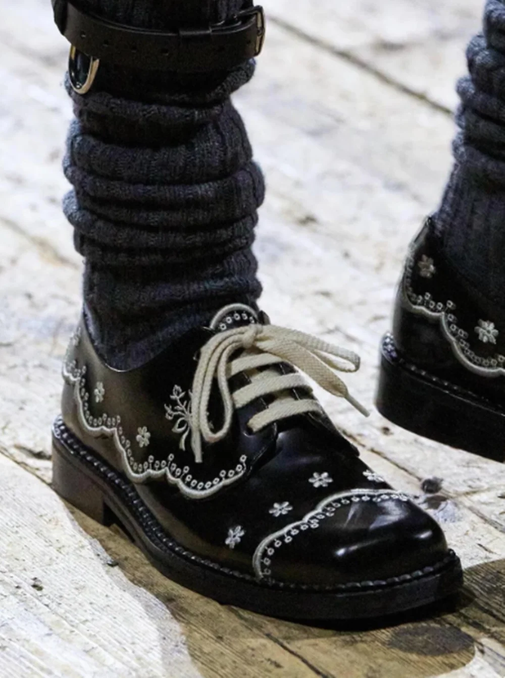 Ladies Black Leather Round Toe Shoes Delicate White Flower Embroidery Thick Sole Lace Up Design Fashion Runway Daily Footwear