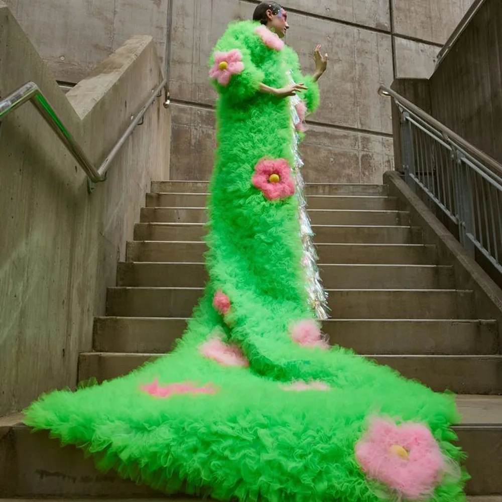 Incredibili volant verdi rifiniti lunghi in tulle Jacekt con fiori Costumi unici per spettacoli teatrali Cappotto capispalla da donna