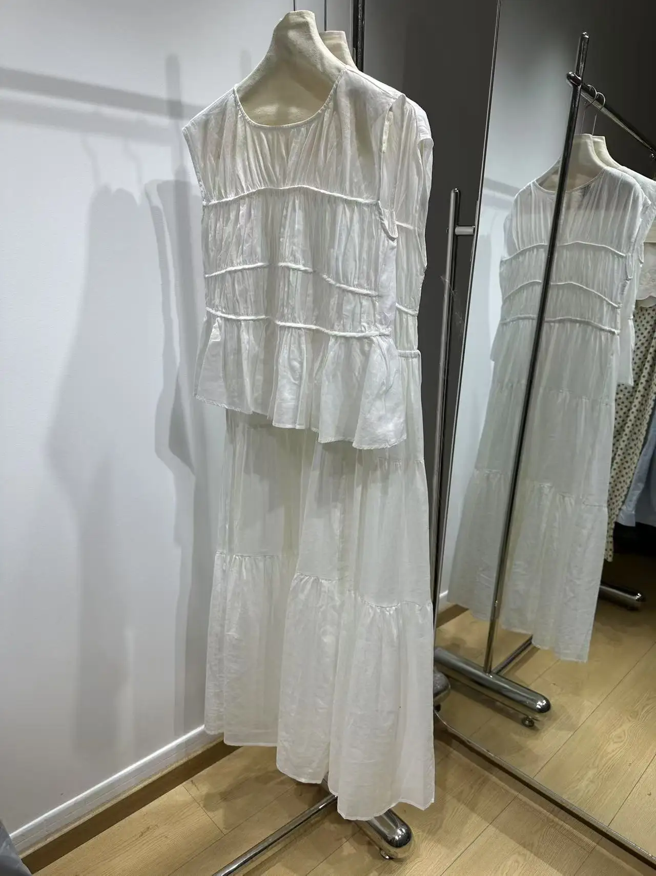 

Женский хлопково-льняной топ без рукавов с круглым вырезом и складками, свободного кроя