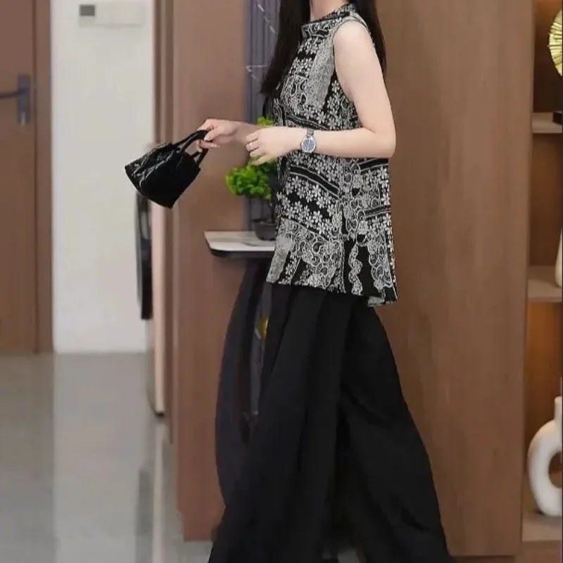 

Ретро-комплект из черно-белого топа без рукавов с цветочным принтом и широких брюк: повседневный, свободный, удобный женский наряд