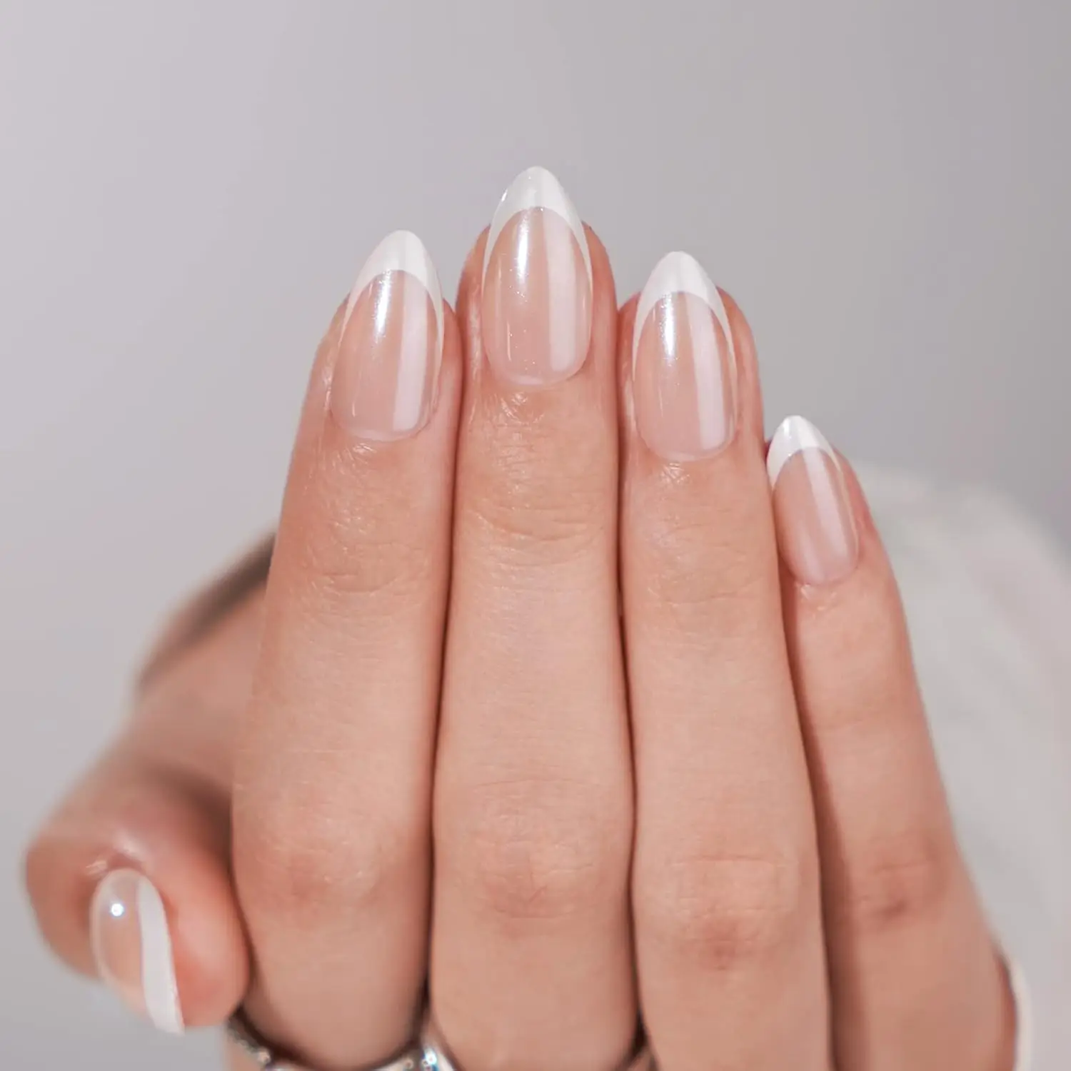 

Накладные ногти French Tip - белые, миндалевидные, средние, многоразовые, 15 размеров - набор из 30 мягких гелевых накладных ногтей
