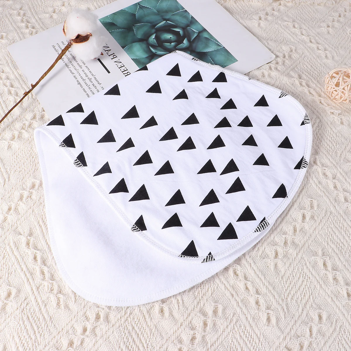 Bavoir d'alimentation pour bébé, couverture d'allaitement absorbante en coton à trois couches, large Protection, motif moderne, tissu léger pour rots, chiffon à crachats