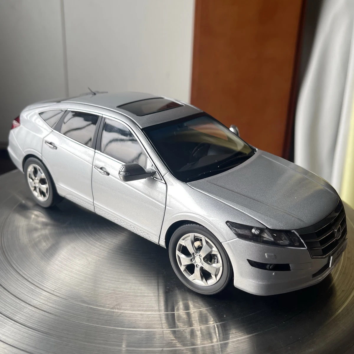 

Crosstour,Die Cast Alloy Car Model,Model,Collection Display, Adult Boy Gift,Silver,2010 2011,1:18
