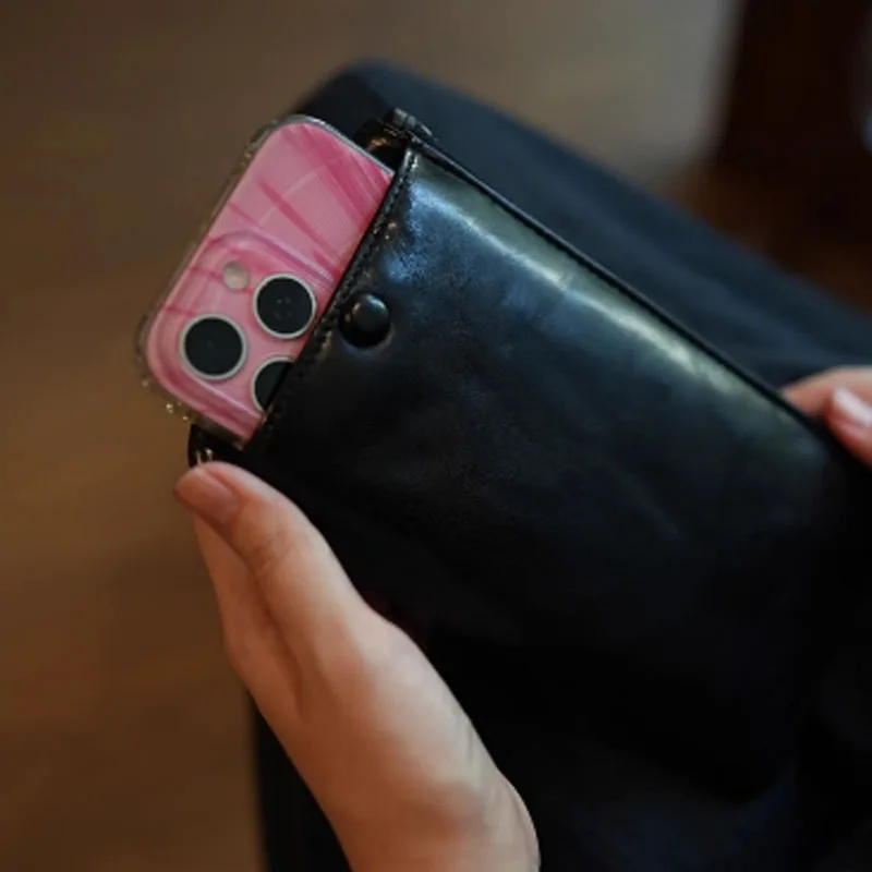 AETOO A large-capacity wallet made of vegetable-tanned cowhide with a retro and aged look and a high-end feel. It is a genuine l