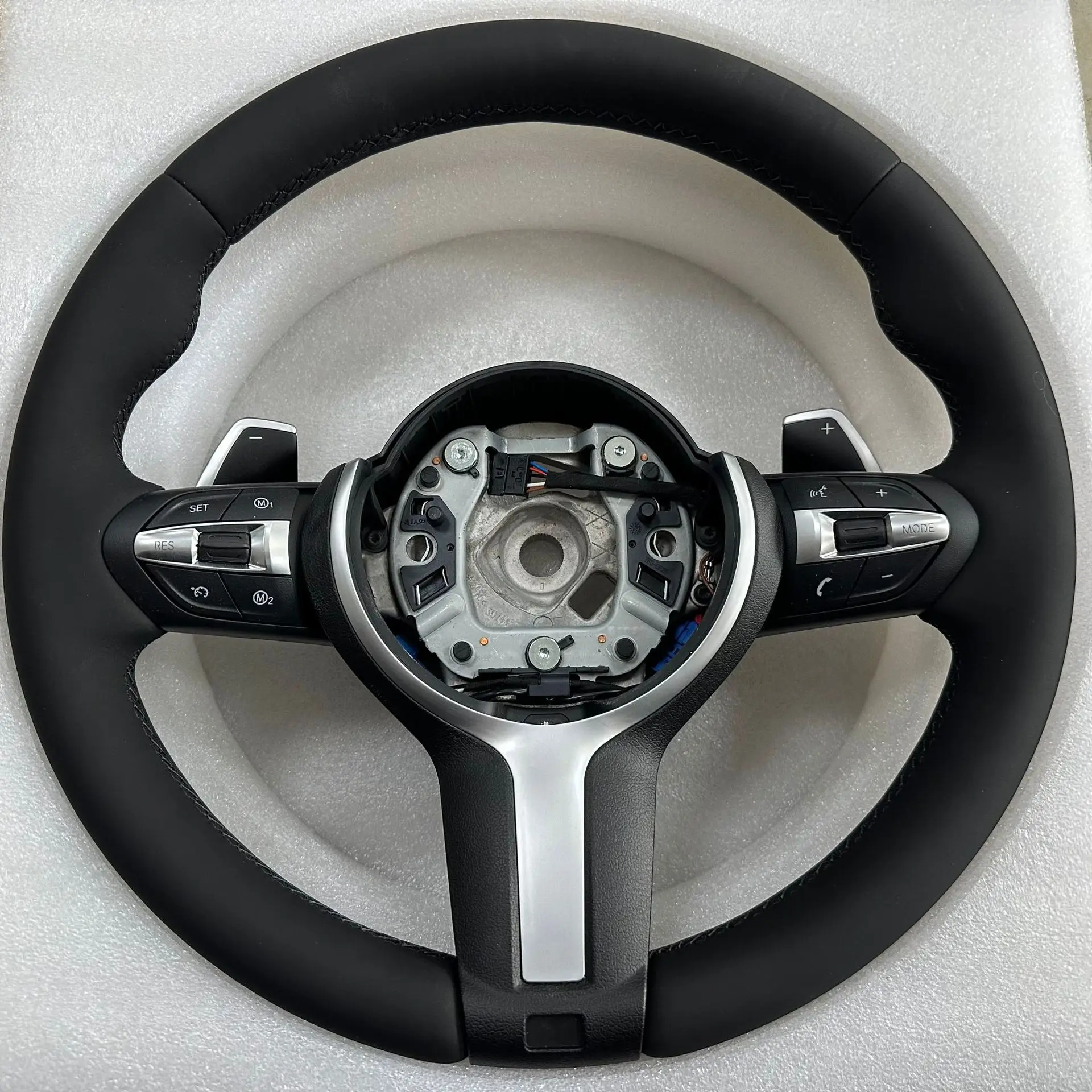 

The steering wheel assembly of the BMW 35 Series X1, X5, X6, X328, M3 and M6 has been modified to a leather carbon fiber trim co