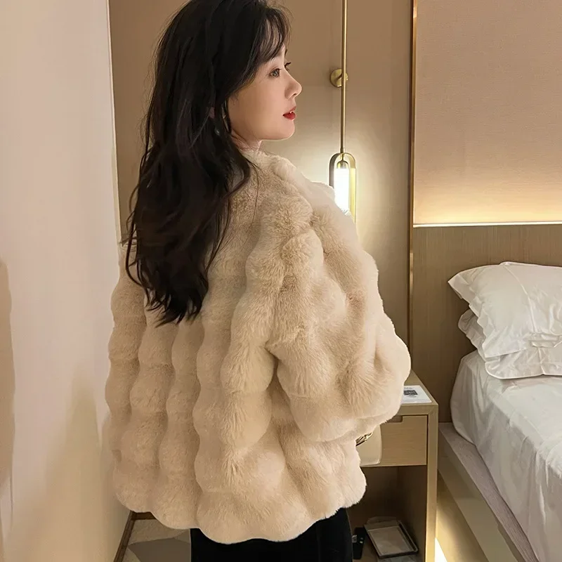 White Fur Coat for Women 2024 Autumn and Winter New Style Short Imitation Fur Plush Collarless Top Short Top Warm and Trend