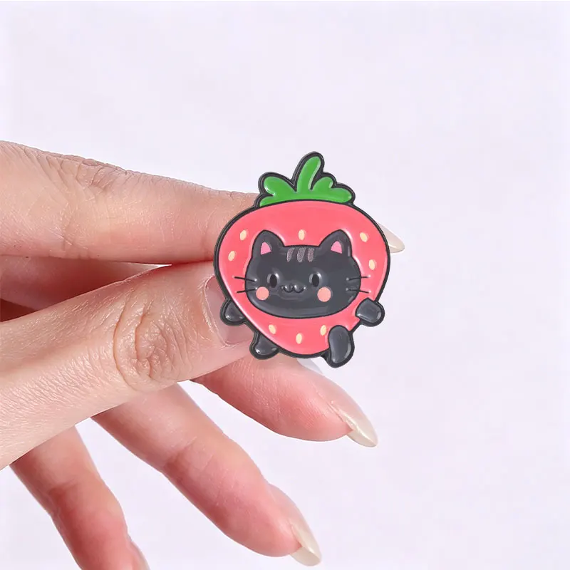 Cartoon-Erdbeer-Katzen-Emaille-Pin: Niedliche Frucht-Tier-Brosche mit Katzenköpfen, die aus roten Erdbeeren spucken – Dekoration für Rucksack und Jacke, Geschenk – Detail 3