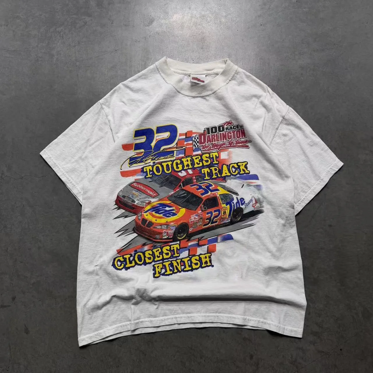 レトロレーシングカーポスタースタイルの白い半袖tシャツ-by-wang-studio-ヘビーウェイトカジュアルな雰囲気、2026年春に最適