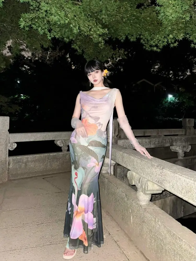 فستان Xgoth صيفي جديد فرنسي فاخر مطبوع بياقة متأرجحة بدون أكمام أرجواني للنساء فستان طويل للتخسيس على الورك