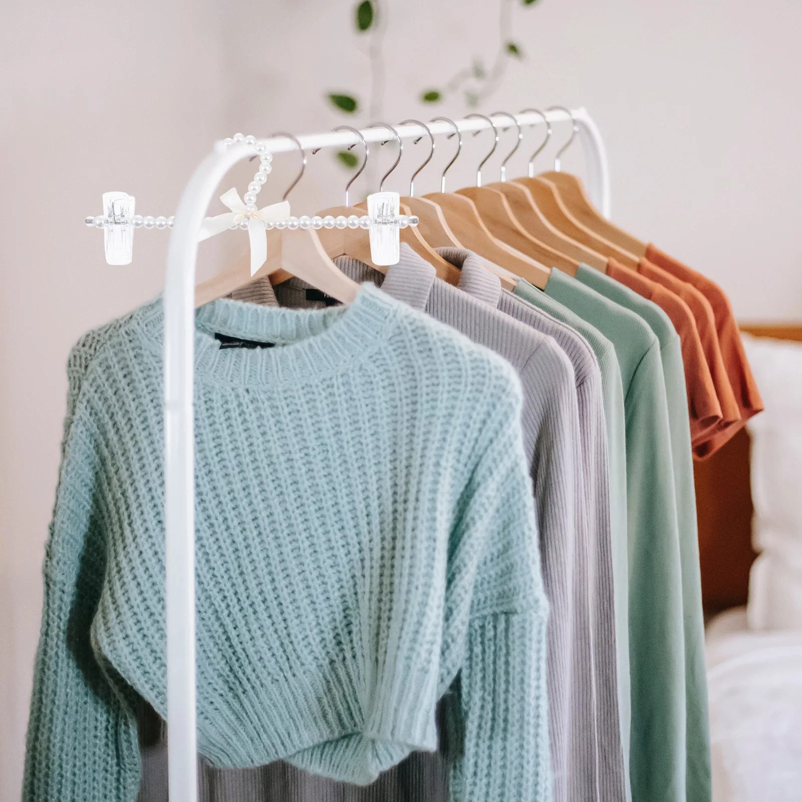 

2pcs Pearl Bow Hanger Pants Hangers Non-Slip Skirt Clothes Storage Strong Capacity Home Laundry Use