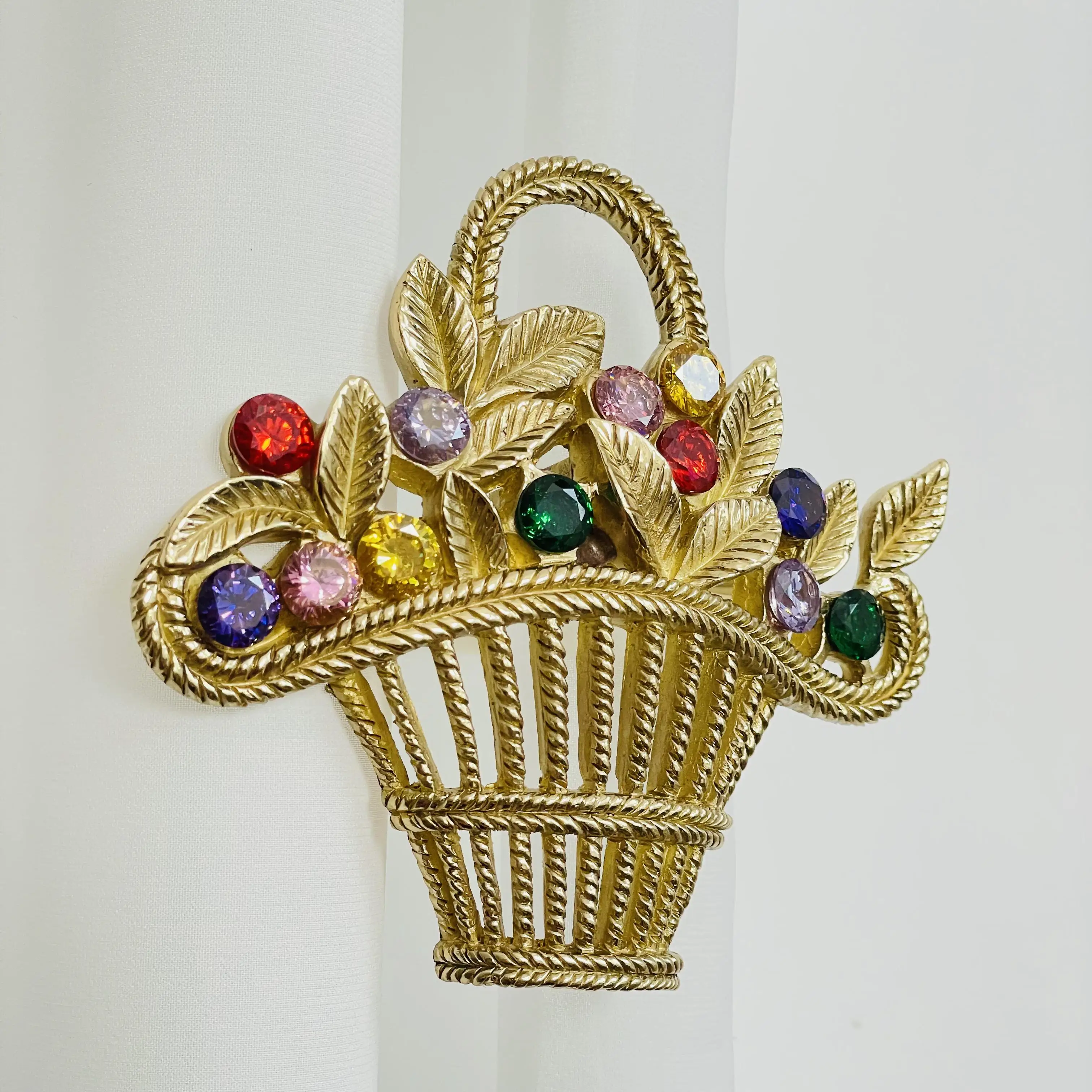 Handgefertigte Vorhanghaken aus Messing für die Fensterdekoration