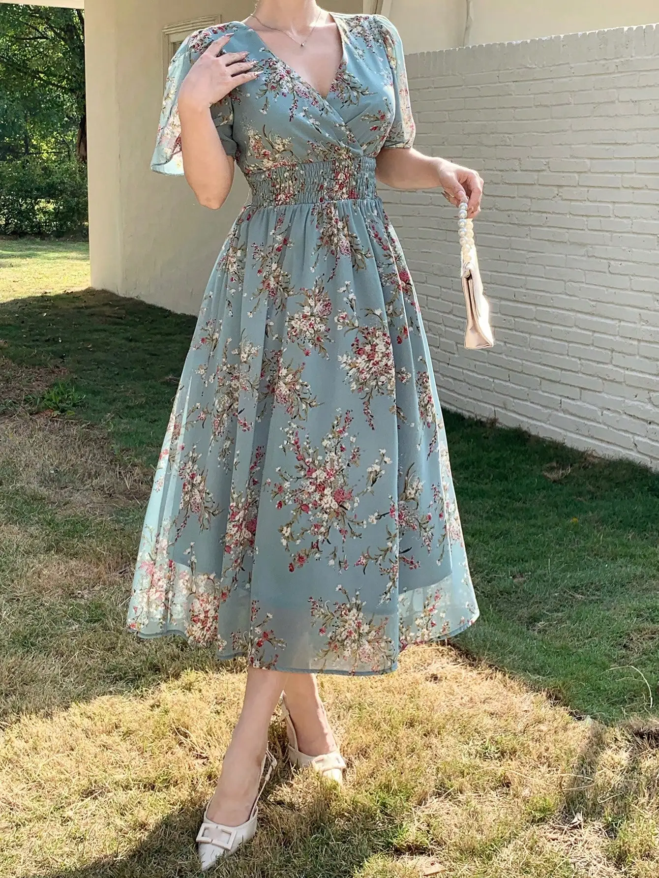 

Платье миди с V-образным вырезом, цветочным принтом, присборенной талией и рукавами-воланами