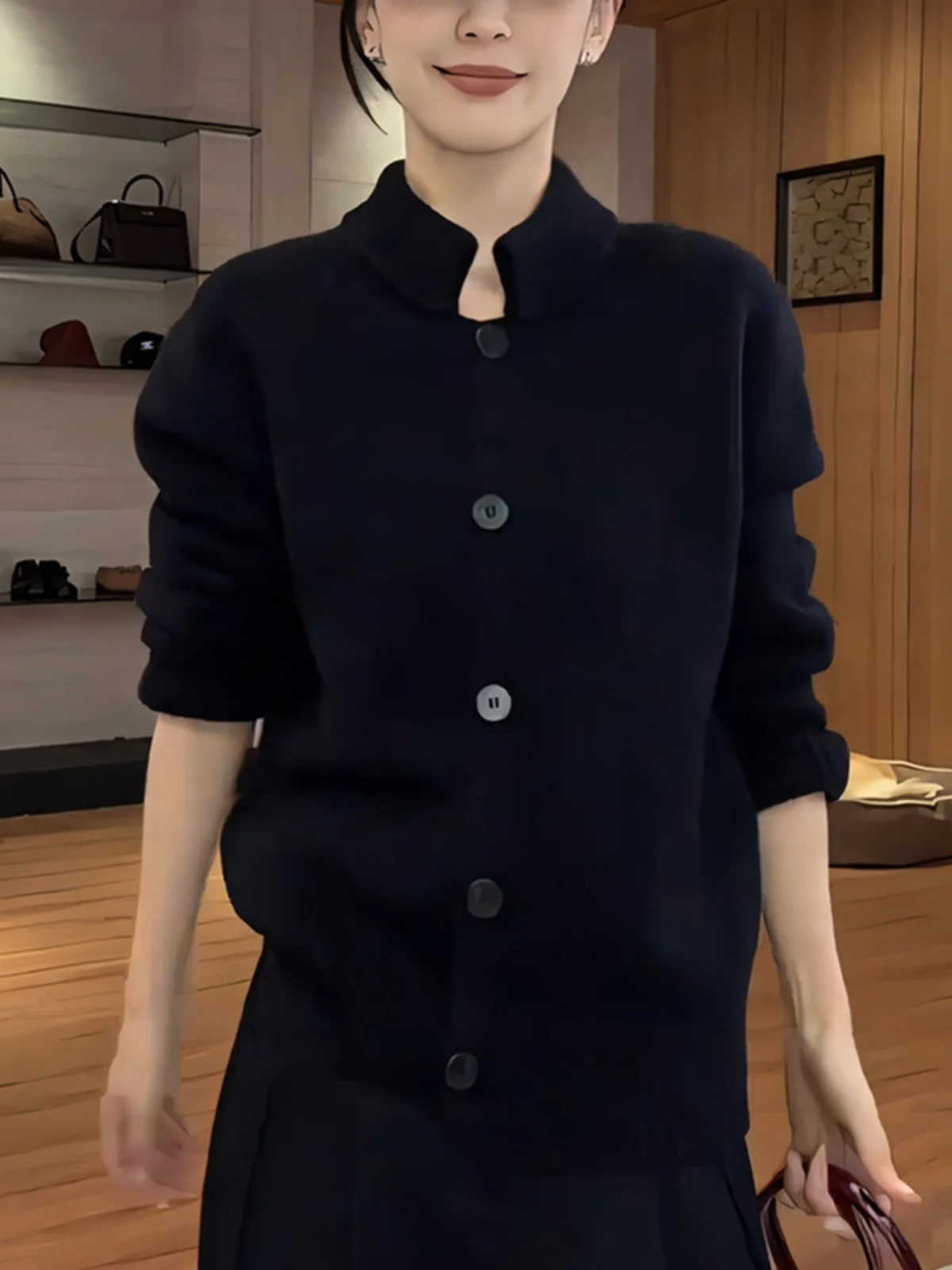 

Ранняя осень 2025: Корейский модный универсальный простой черный вязаный кардиган с воротником-стойкой и одной пуговицей для женщин