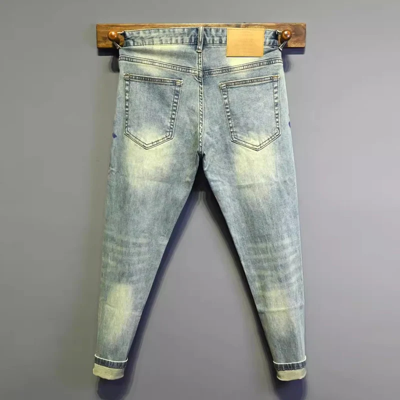 กางเกงยีนส์ผู้ชายสีฟ้าอ่อนรุ่นใหม่ทันสมัย ลายขีดข่วน ล้างน้ำ สไตล์ย้อนยุค ทรงสลิมฟิต ยืดได้ ดีไซน์เนอร์ยีนส์สไตล์เรโทร