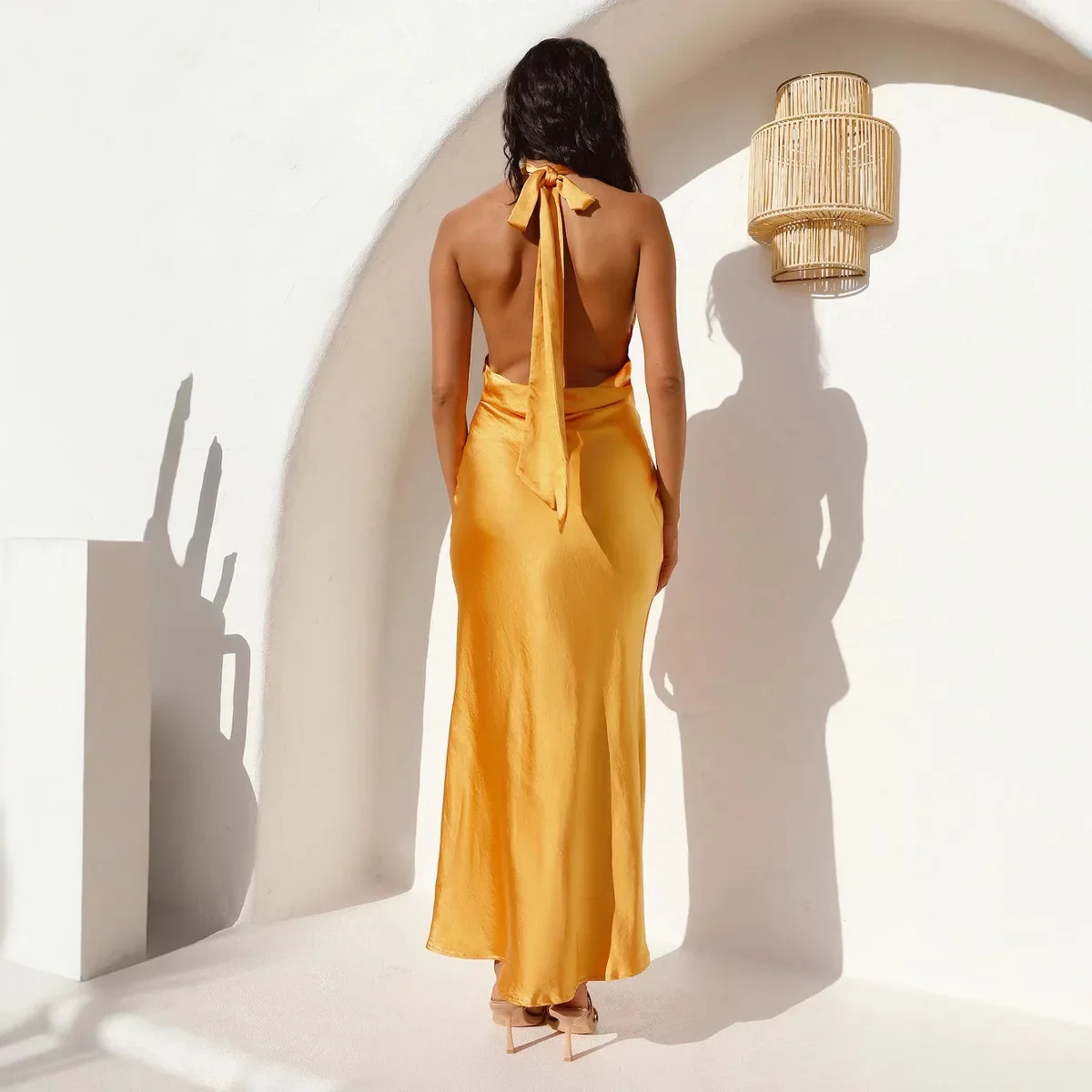 夏の新シンプルなソリッドカラーのサテン素材の女性のイブニングドレスセクシーなぶら下げネック女性ストラップ Vestidos