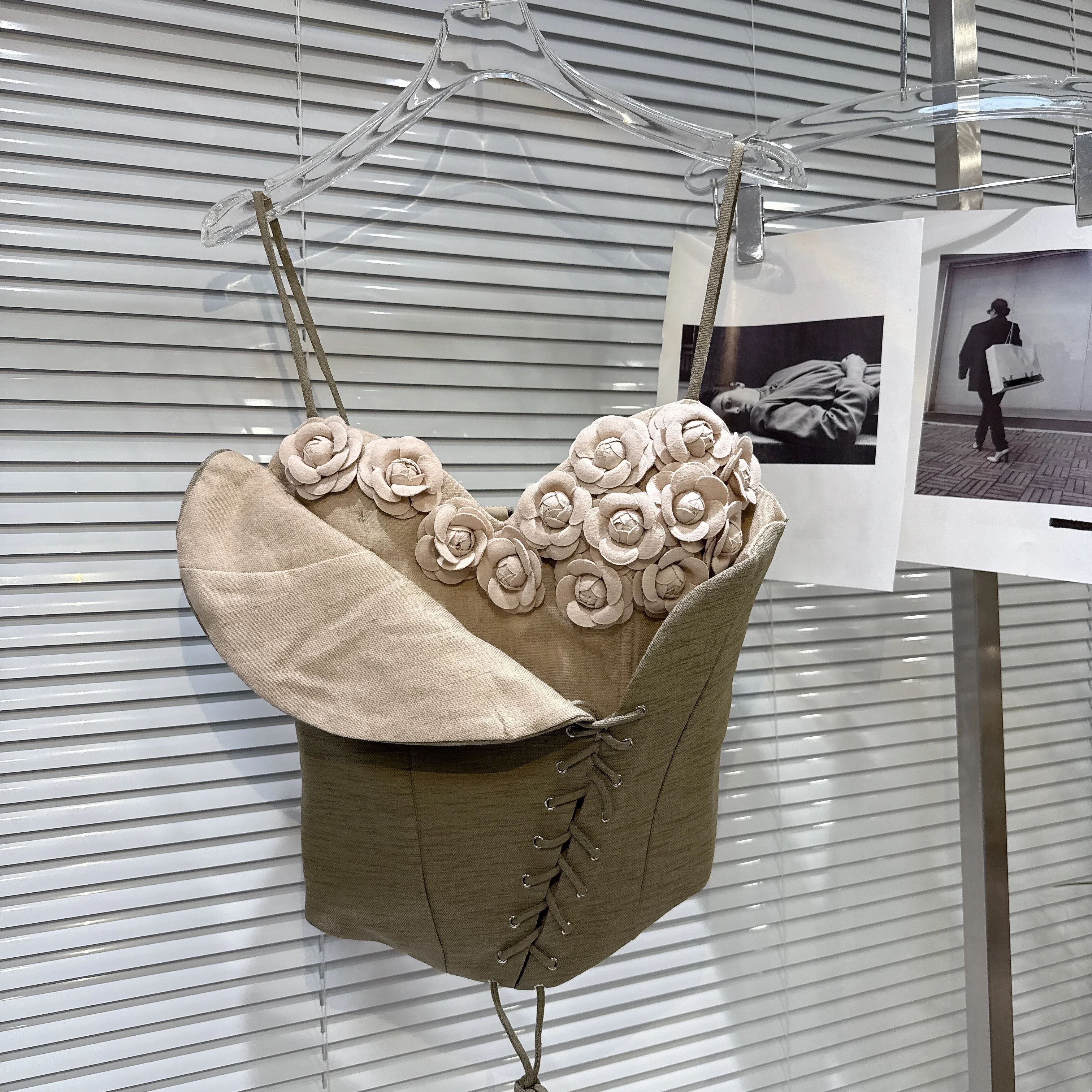 2025年夏新作 アメリカンストリート 立体フラワー ベベルエッジ ストラップ スリングベスト 伸縮性 スリム ノースリーブベスト クロップトップス