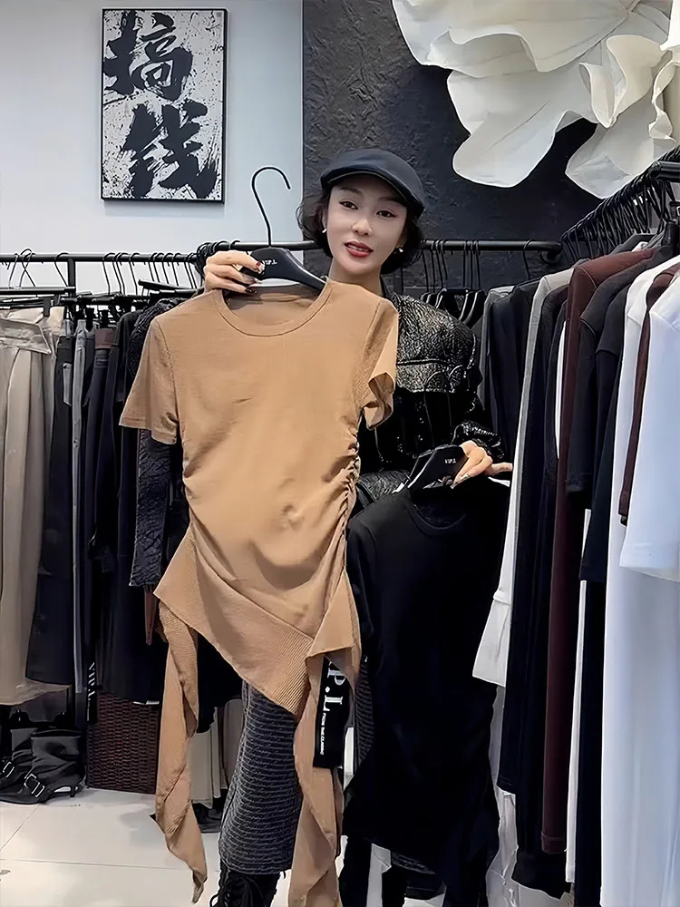 تي شيرت نسائي بأكمام قصيرة بشريط 2025 منتج صيفي جديد ساخن فائق الجمال وتصميم جميل وفريد من نوعه قمة غير منتظمة