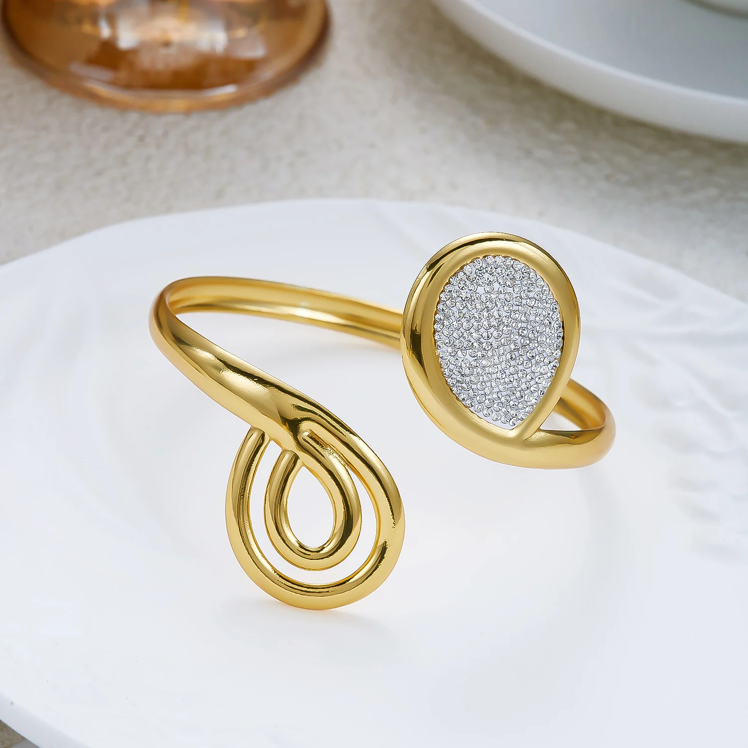 Elegantes CZ Geometrisches Edelstahl-Armreif für Damen, Zierliches Emaille-Hohlarmband, Unregelmäßiger Offener Armreif, Party- und Alltagsschmuck, Geschenk – Detail 7
