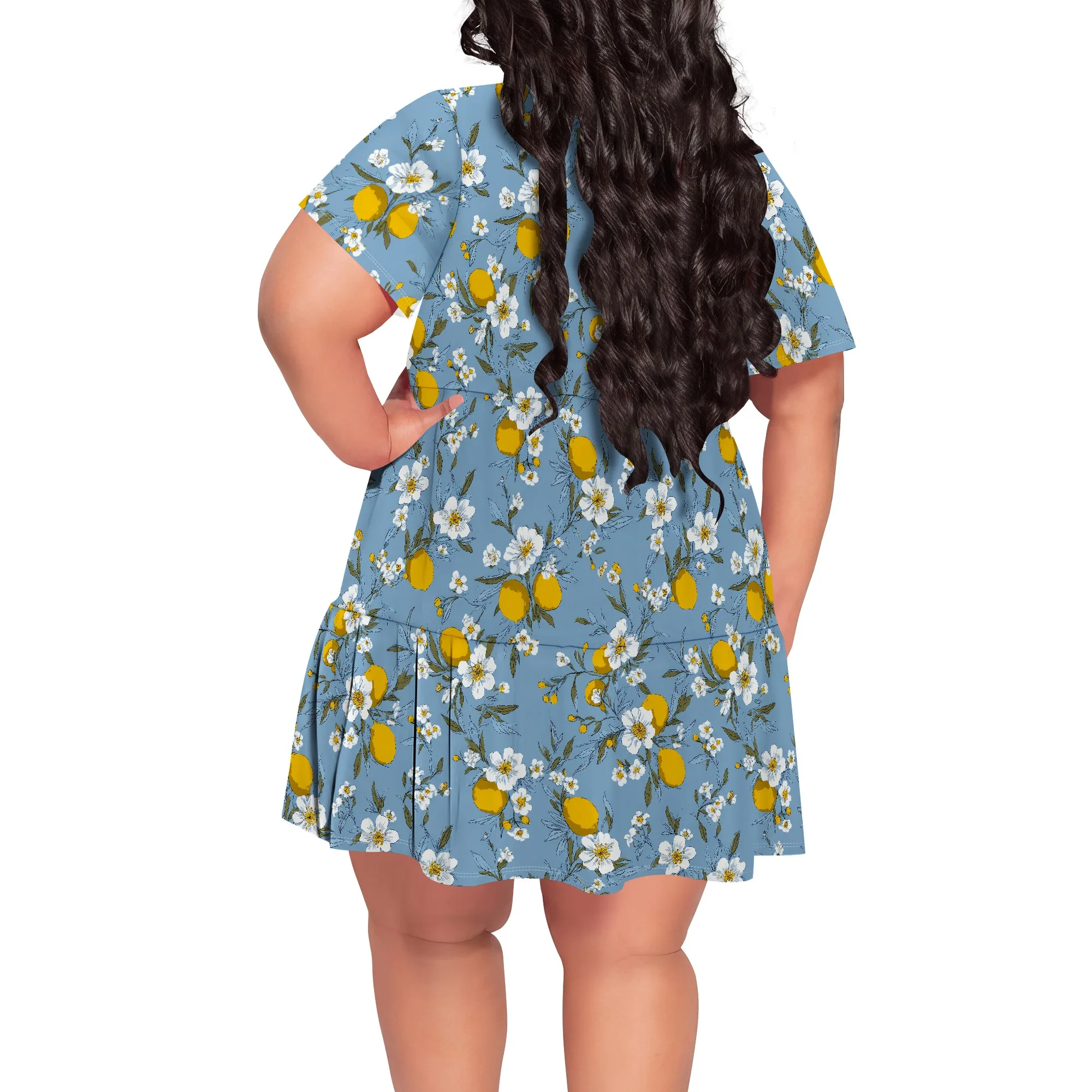 فستان نسائي قصير بمقاس كبير ورقبة على شكل V وأكمام قصيرة وحاشية مكشكشة على شكل حرف A