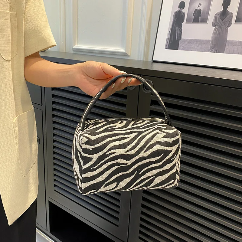 Leopard Makeup Bag Luxury Large Capacity Skincare Portable Carrying Canvas Purse Waterproof Zipper Organizer Travel Makeup Bag