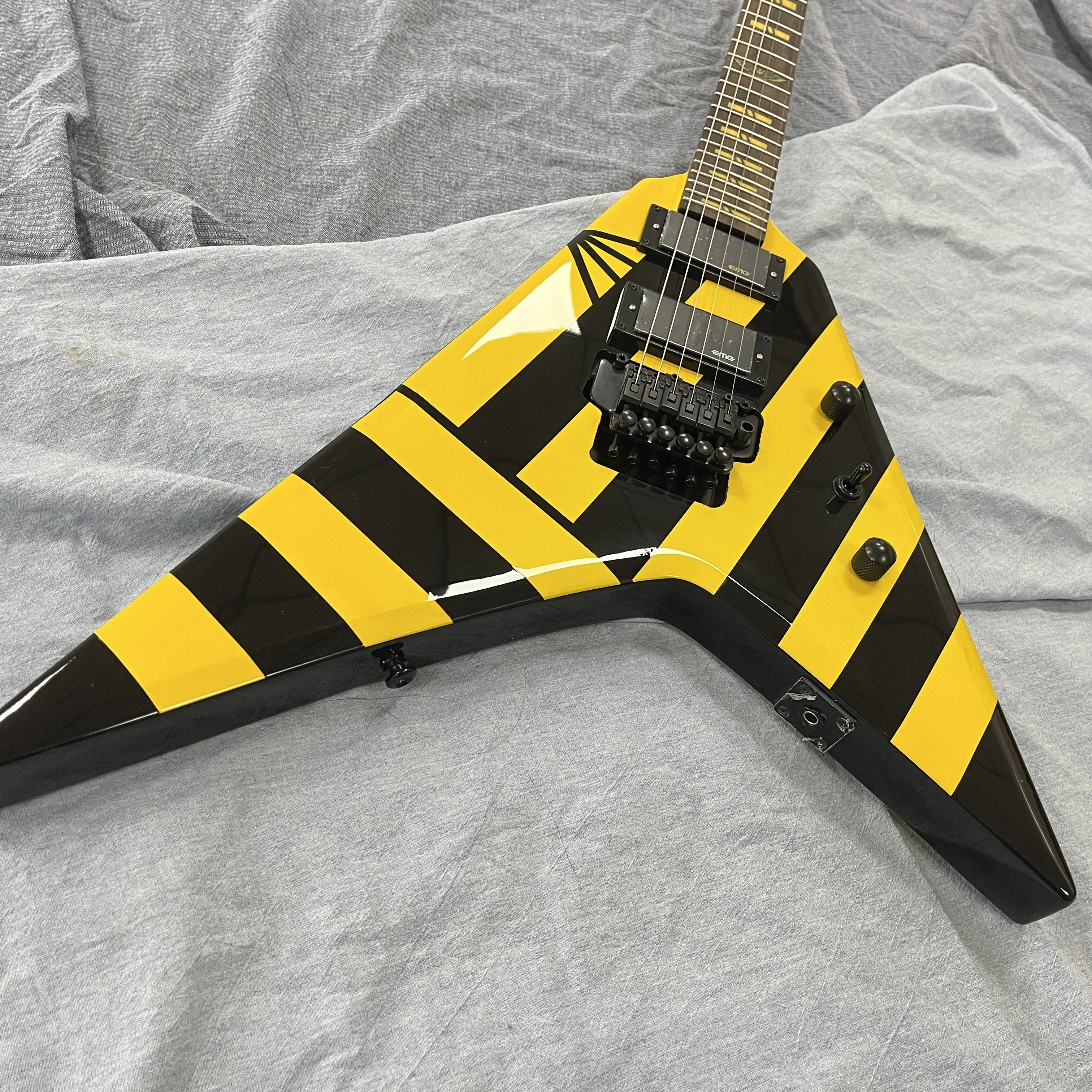 Guitarra Eléctrica US Wylde Audio Viking V Amarilla y Negra con Franjas, Trémolo Floyd Rose, Envío Gratis