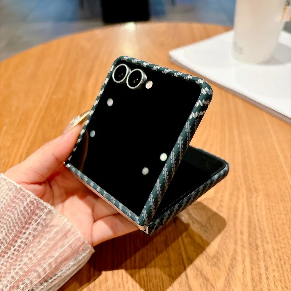 Роскошные чехлы для телефонов с кевларовой текстурой из углеродного волокна для Samsung Galaxy Z Flip 7, 6, 5, 4, 3, приятный для кожи защитный чехол от отпечатков пальцев