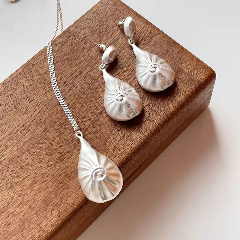 

Shell-shaped Pendant, Long Sweater Chain, Necklace, Autumn and Winter Women's High-end Necklace, Light Luxury Niche Accessories,