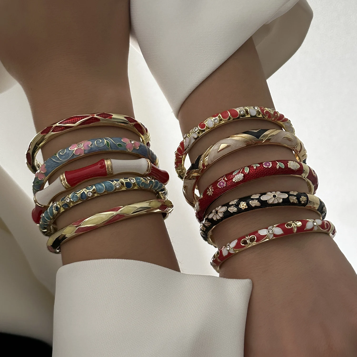 Eleganter Blumen-Emaille-Stapelarmreif für Damen, Vintage Cloisonné Bambus Vergoldetes Statement-Armband, Schicker Büro-Schmuck