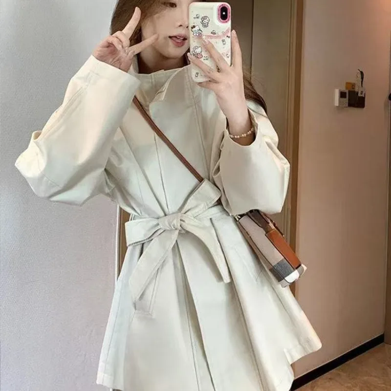 معطف واق من المطر متوسط الطول للنساء على الطراز البريطاني الجديد معطف بمزاجية للربيع والخريف سترة غير رسمية عالية الشارع 2025