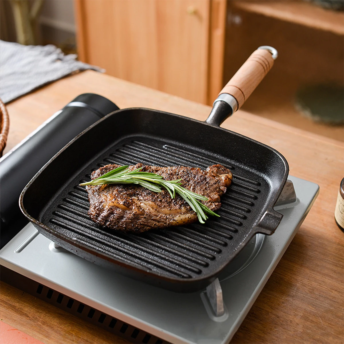 

1pc Portable Steak Frying Pan Picnic Grill Pan Anti-scald Wooden Handle Outdoor Grill Pan Cast Iron Steak Pan No Lid