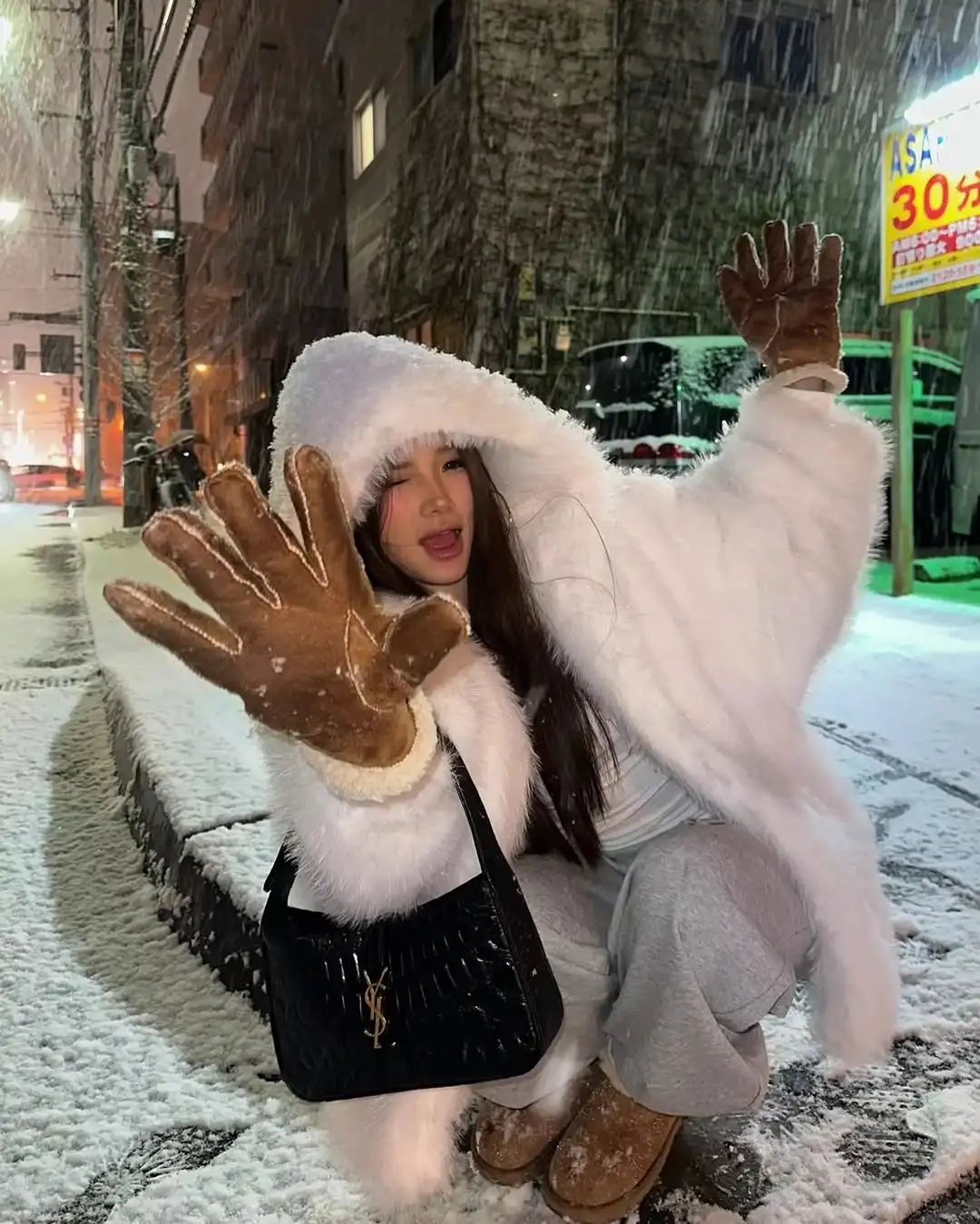 المرأة أنيقة الدانتيل يصل مقنعين فو الفراء معطف عادية بيضاء طويلة الأكمام رقيق فضفاض سترة دافئة سيدة الشتاء اليومية سترات الشارع