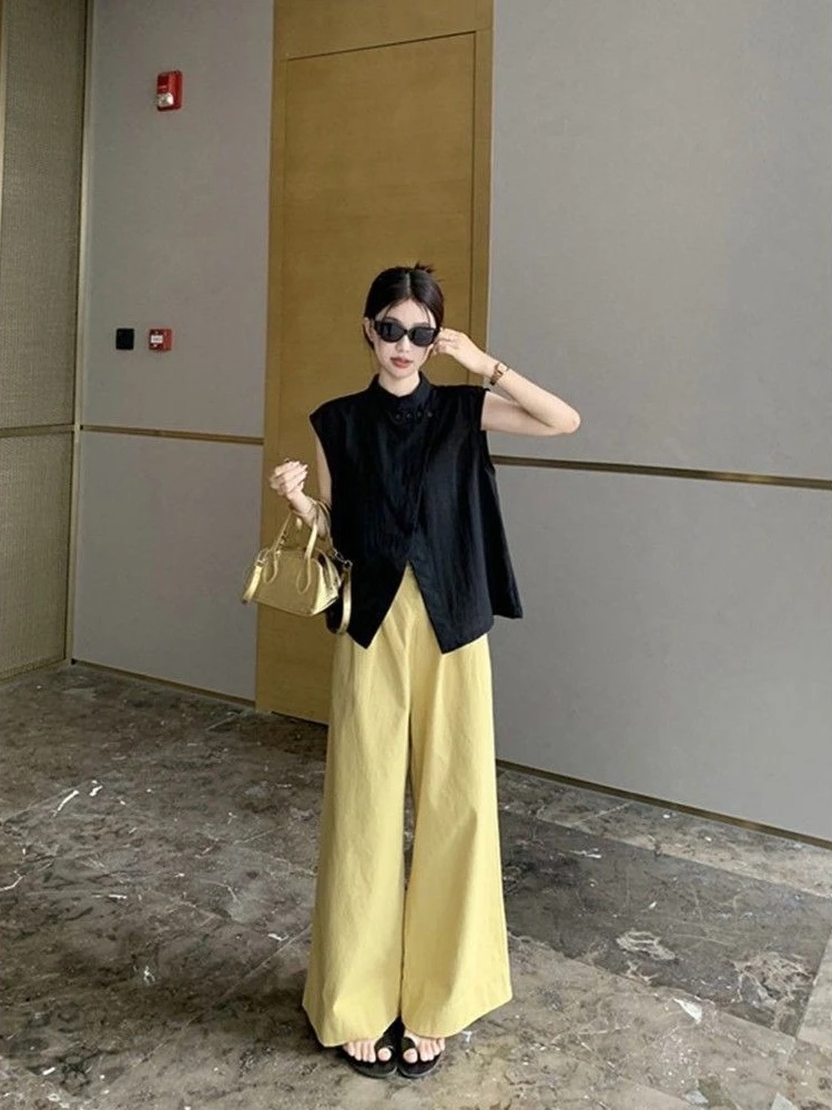 

Женский летний комплект одежды: черная блузка без рукавов с воротником-стойкой, повседневные брюки свободного кроя, однотонные, универсальные, стройнящие. ​