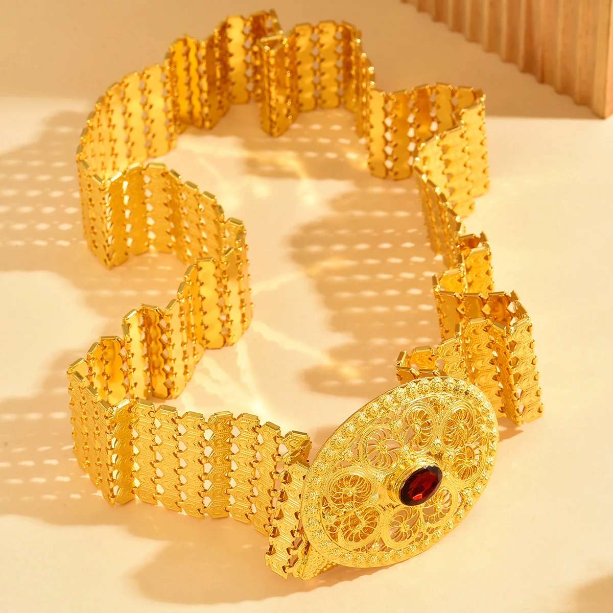 حزام مقياس الأفعى من سبيكة مع تصميم نمط مجوف مرصع بالأحجار الكريمة الحمراء الكبيرة البيضاوية