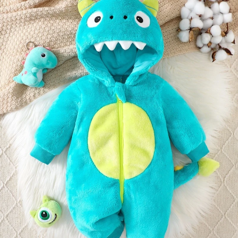 かわいいモンスターのベビーロンパース、フード付きフリース素材のつなぎ服、新生児から幼児向けのコスプレ衣装、緑色の角と歯のデザイン。