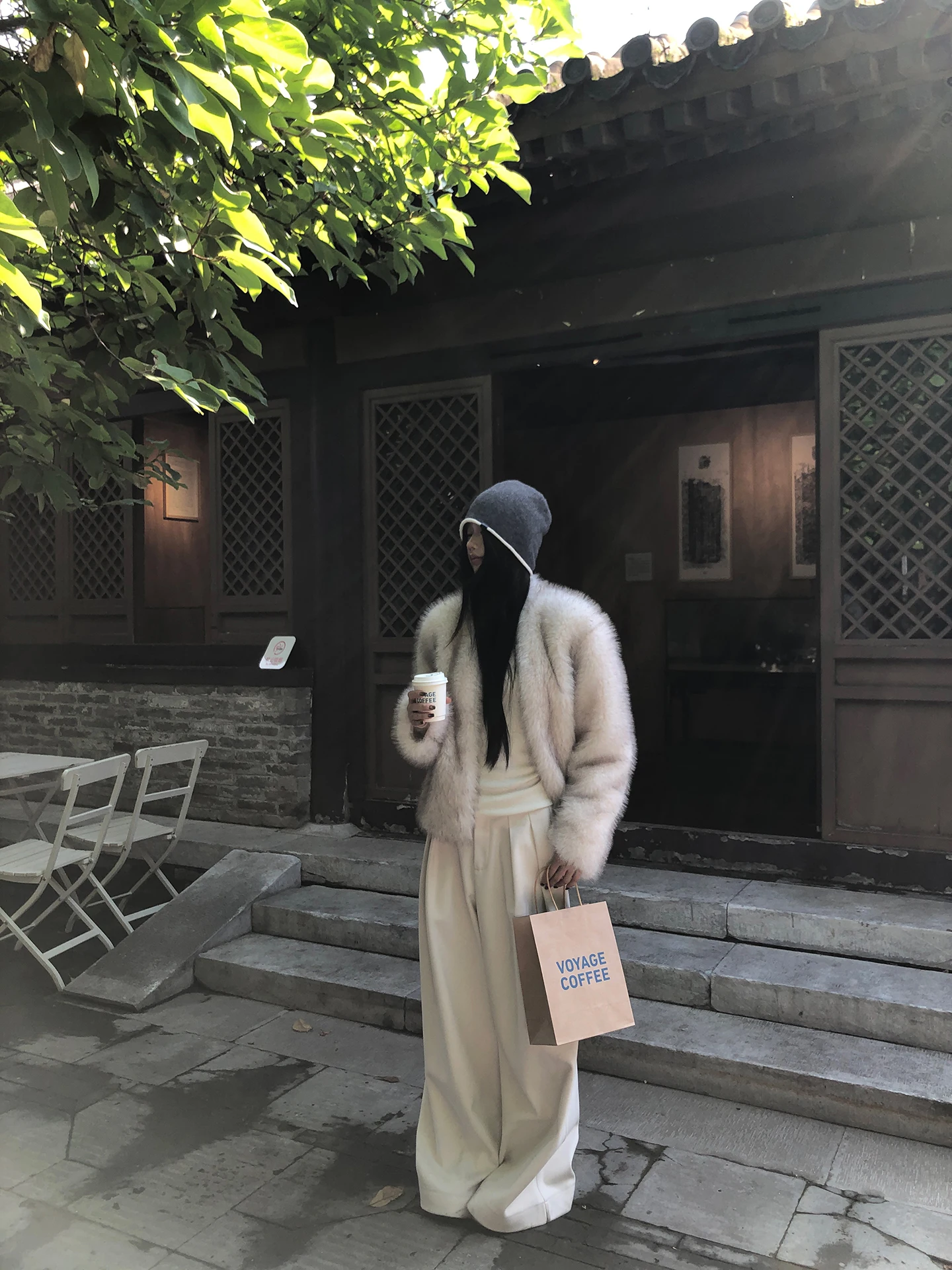 เสื้อโค้ทขนสัตว์สีขาวสำหรับผู้หญิงจาก Red Celebri Studio รุ่นใหม่ประจำฤดูใบไม้ร่วงและฤดูหนาวปี 2025 ให้ความอบอุ่น เหมาะสำหรับการเดินทาง ผลิตจากเส้นใยโพลีเอสเตอร์