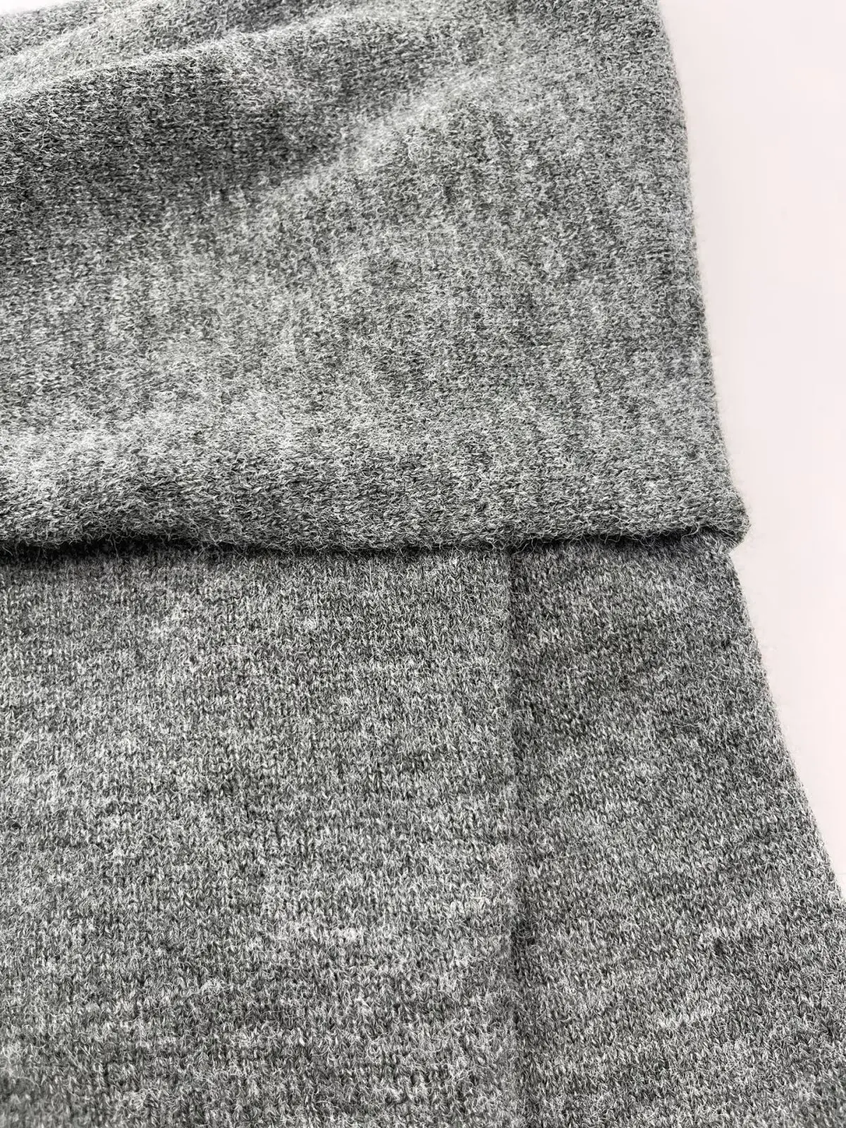 Europejski i amerykański styl, nowa kolekcja jesień-zima 2025, modna odzież damska, uniwersalny, luźny sweter z odkrytymi ramionami.