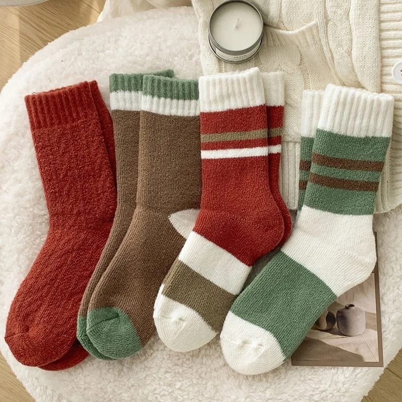 4 pares de calcetines de invierno gruesos y cálidos a media pantorrilla para mujer, bonitos calcetines largos de dibujos animados, conjunto de calcetines esponjosos de retales para niñas, regalo de Navidad