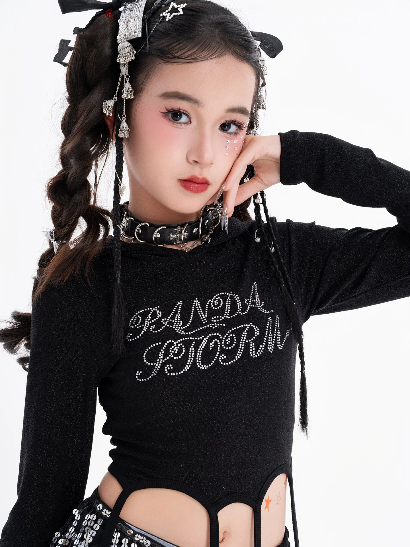 เสื้อผ้าเต้นแจ๊สเคป๊อปสำหรับเด็กผู้หญิง แขนยาว เสื้อครอปเอวลอย กางเกงขาสั้นสีเงิน กางเกงฮิปฮอปสีดำ ชุดแสดงบนเวที รุ่น BL17510