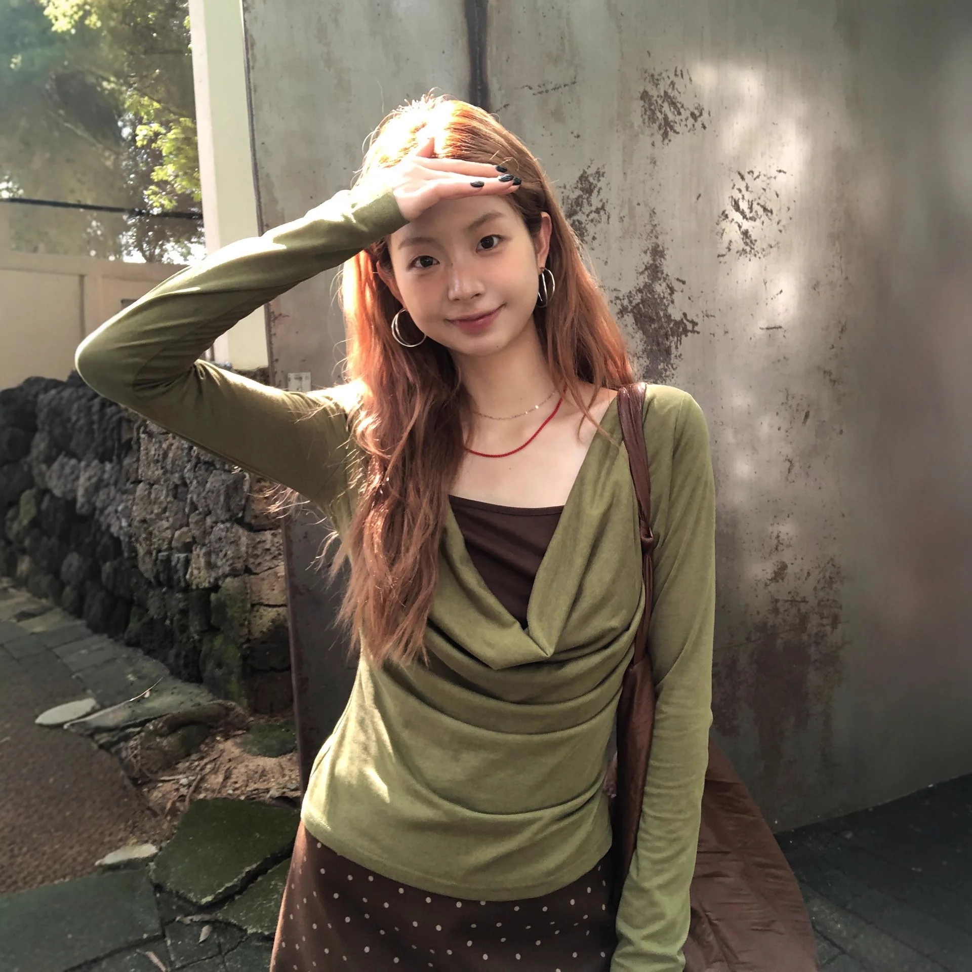 2025 الأخضر وهمية الرقبة وهمية قطعتين طويلة الأكمام تي شيرت للنساء ، جديد الخريف تصميم تحسس قاعدة قميص أعلى