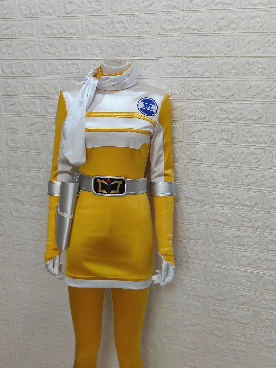 بدلة توكوساتسو المثير جيجا سينتاي هيرو باللونين الوردي والأبيض من الساتان سينتاي أزياء تنكرية بدون خوذة للعب الأدوار بدلة كوميك كون