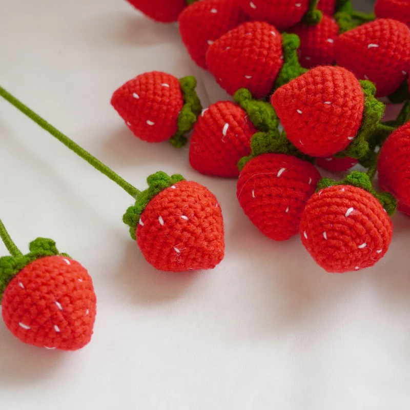 5 Stück handgefertigte Häkel-Erdbeerblumen aus Wolle, künstlicher Blumenstrauß, Valentinstag, Geburtstagsgeschenk für Mädchen, Party-Dekoration